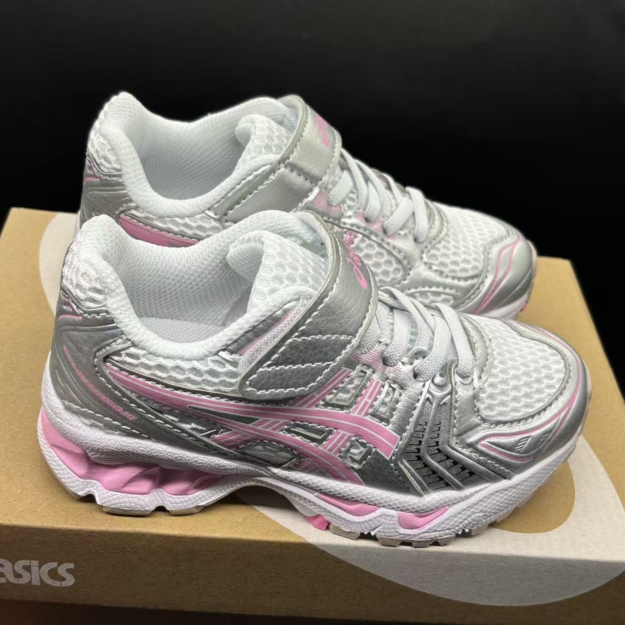 Children's shoes child